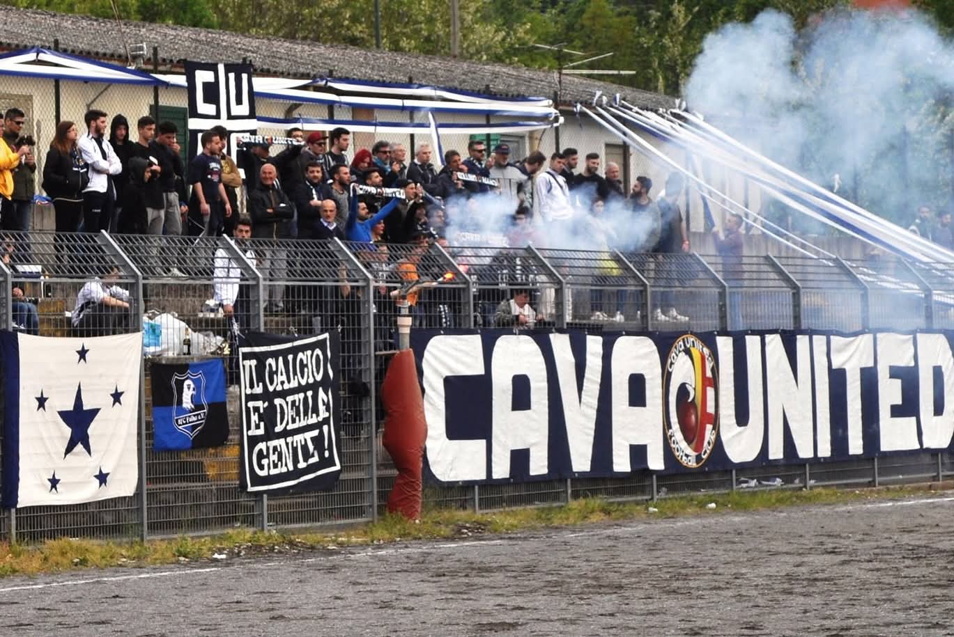 Tifosi di Cava United sugli spalti con lo striscione del club