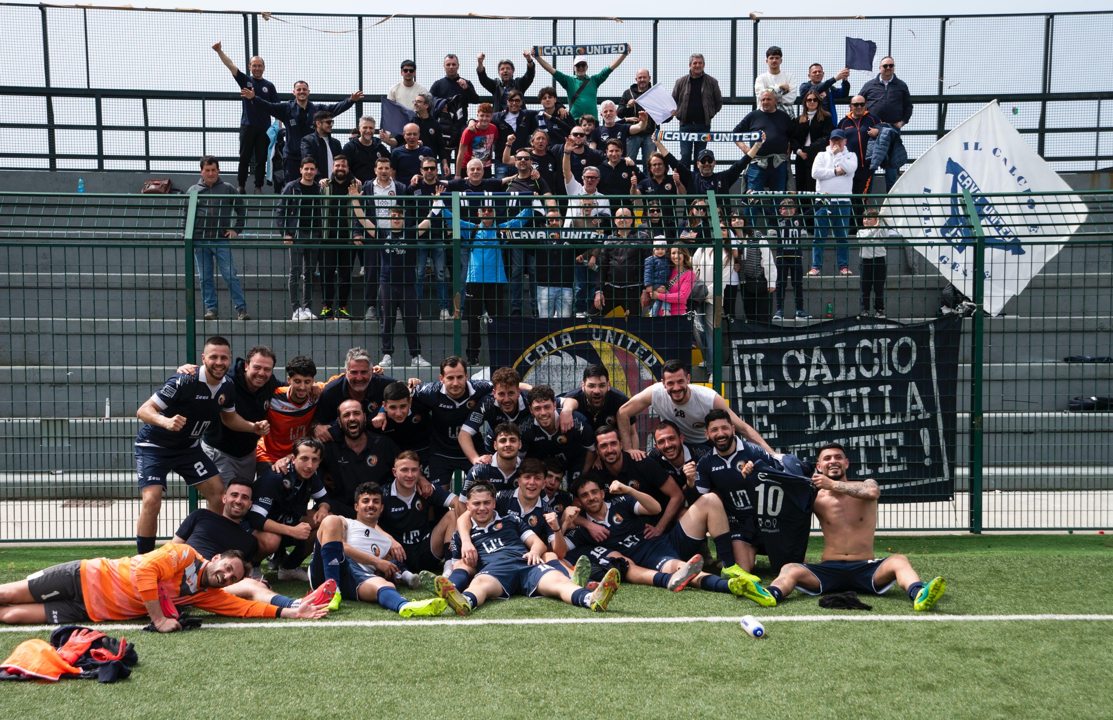 Cava United squadra festeggia salvezza playout